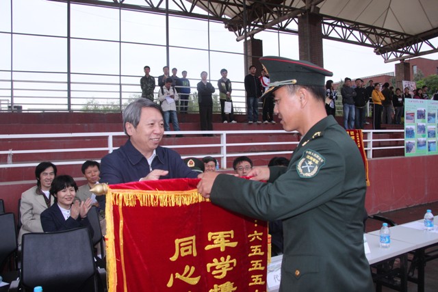 2010级学生军训阅兵暨总结大会隆重举行