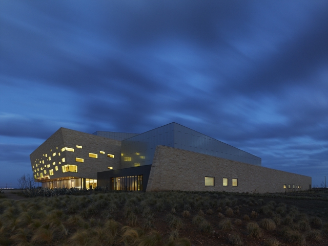 建筑设计：德克萨斯州米德兰的瓦格纳诺尔表演艺术中心